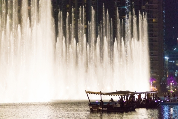 7-day Dubai Itinerary: Dubai Fountains at night