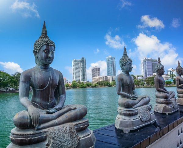 10 day Sri Lanka Itinerary: Buddha statues at Beira Lake