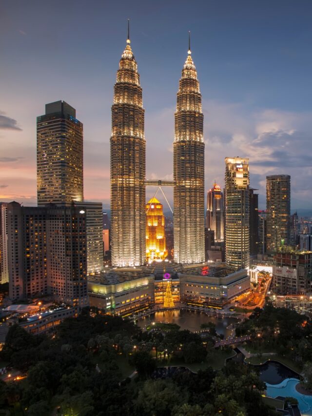 Kuala Lumpur Petronas Towers at night